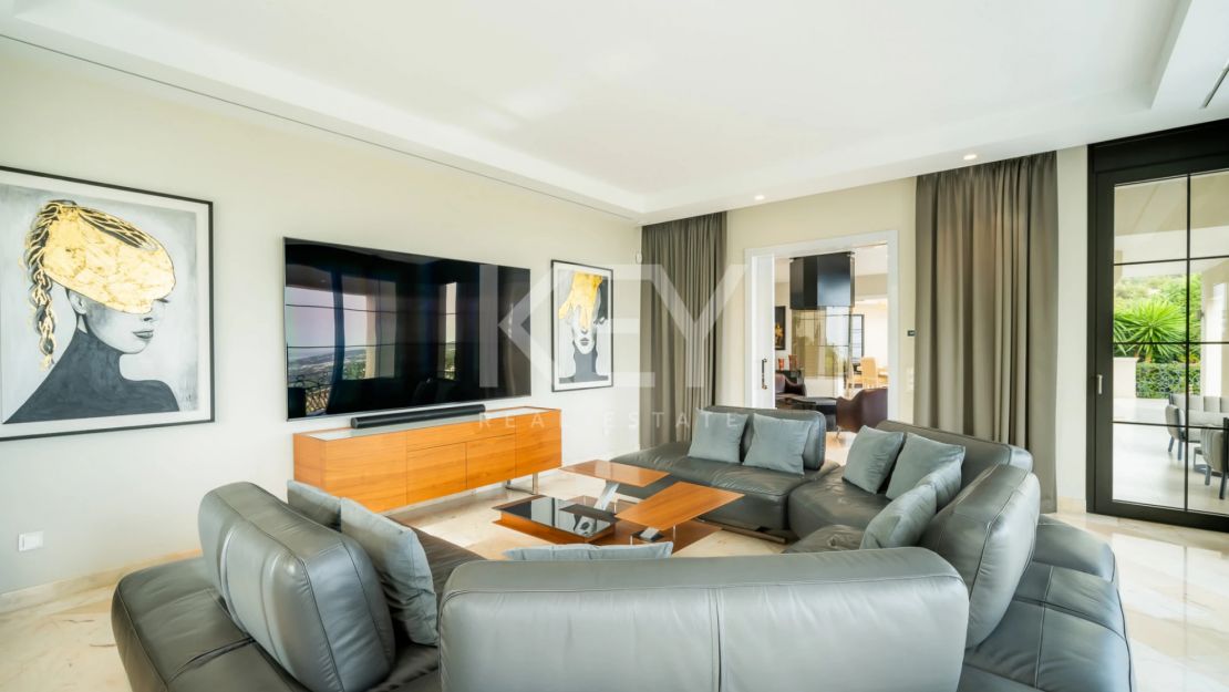 Классическая роскошная вилла с панорамным видом на море в Сьерра-Бланка, Марбелья