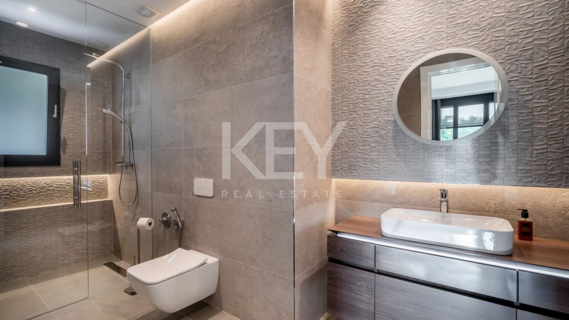 Классическая роскошная вилла с панорамным видом на море в Сьерра-Бланка, Марбелья