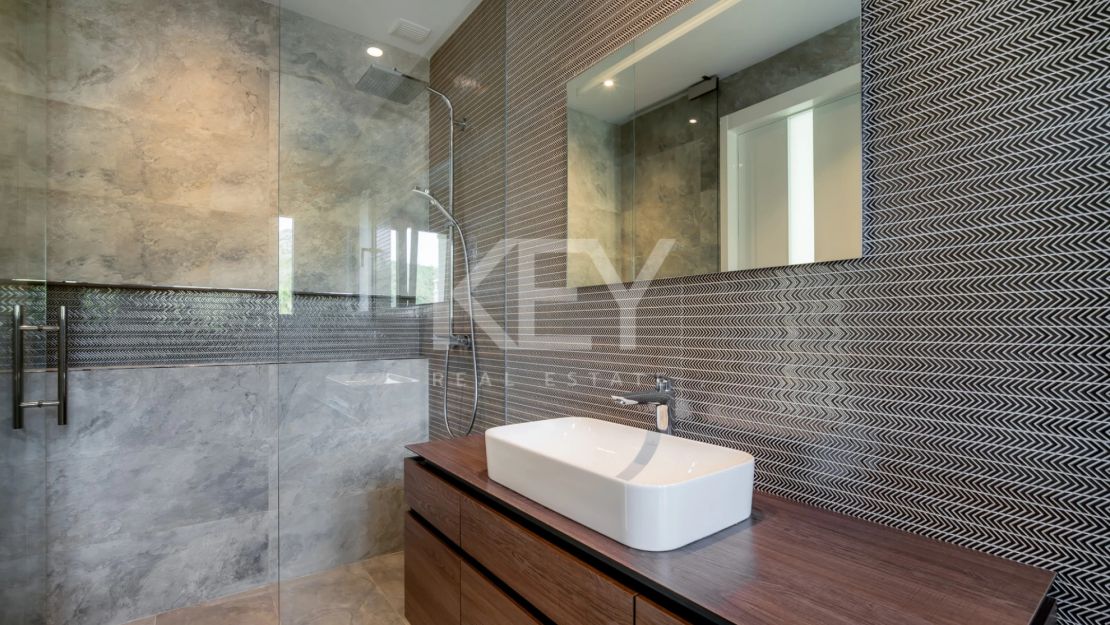 Классическая роскошная вилла с панорамным видом на море в Сьерра-Бланка, Марбелья