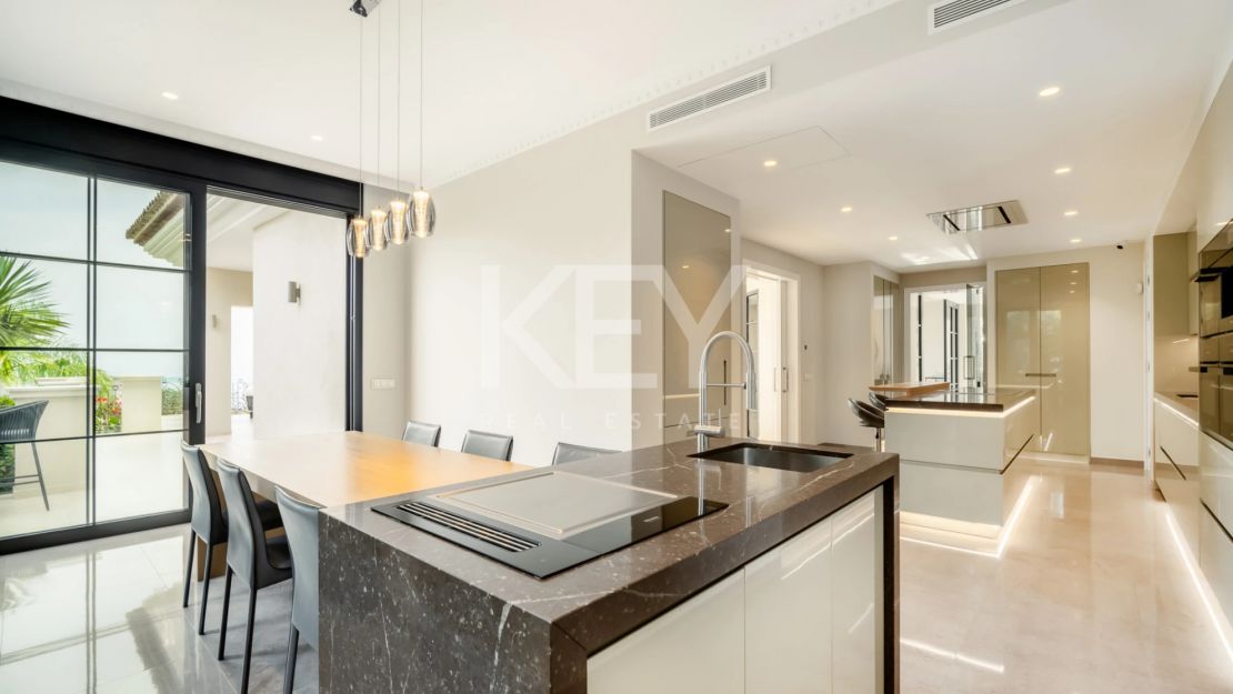 Классическая роскошная вилла с панорамным видом на море в Сьерра-Бланка, Марбелья