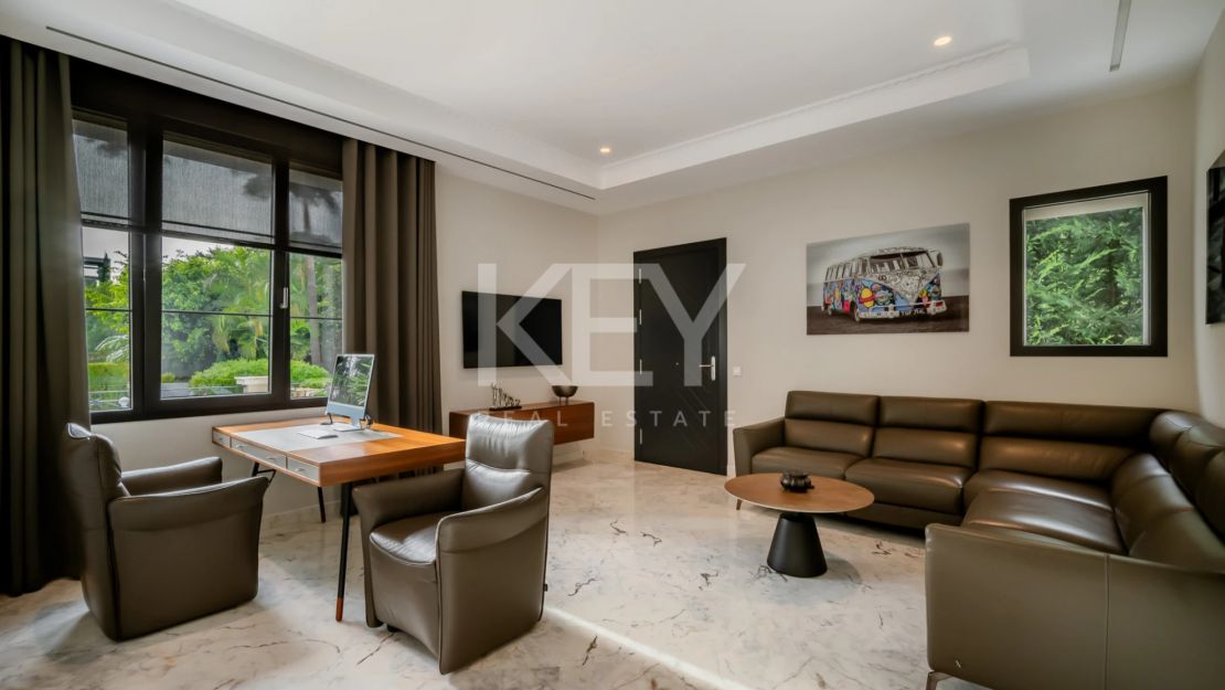 Классическая роскошная вилла с панорамным видом на море в Сьерра-Бланка, Марбелья