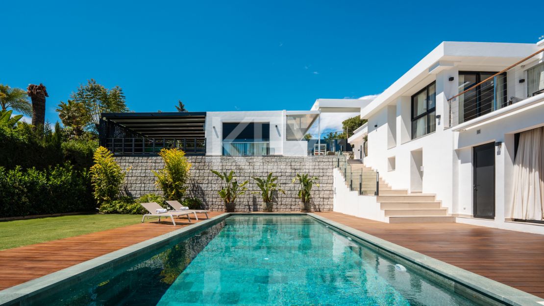 Villa contemporánea renovada con privacidad en El Rosario, Marbella Este