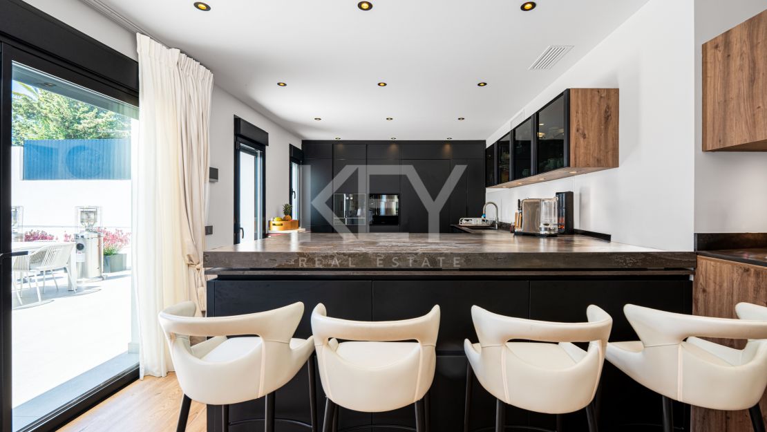 Villa contemporánea renovada con privacidad en El Rosario, Marbella Este