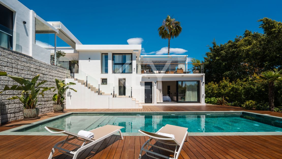 Villa contemporánea renovada con privacidad en El Rosario, Marbella Este