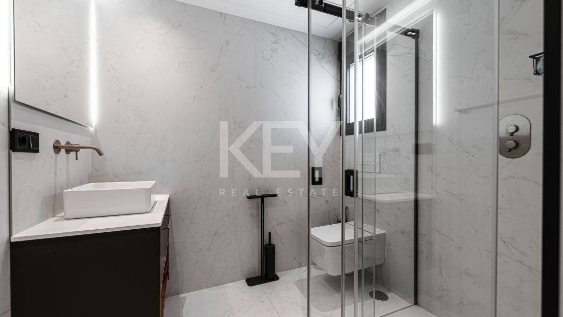 Villa contemporánea renovada con privacidad en El Rosario, Marbella Este