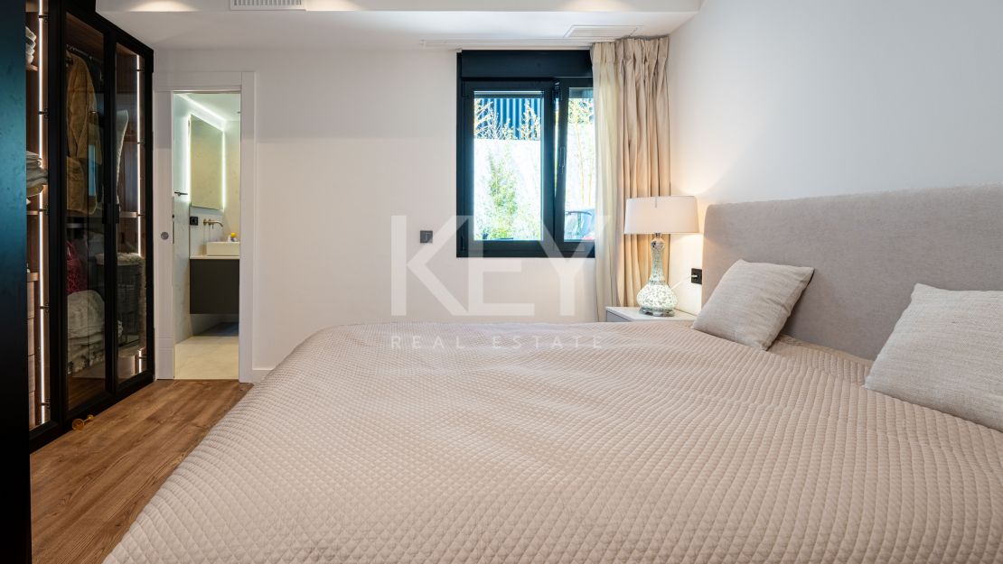 Villa contemporánea renovada con privacidad en El Rosario, Marbella Este