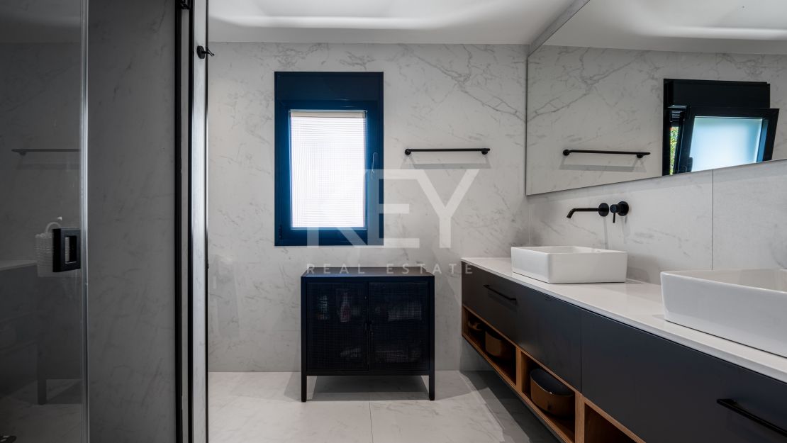 Villa contemporánea renovada con privacidad en El Rosario, Marbella Este