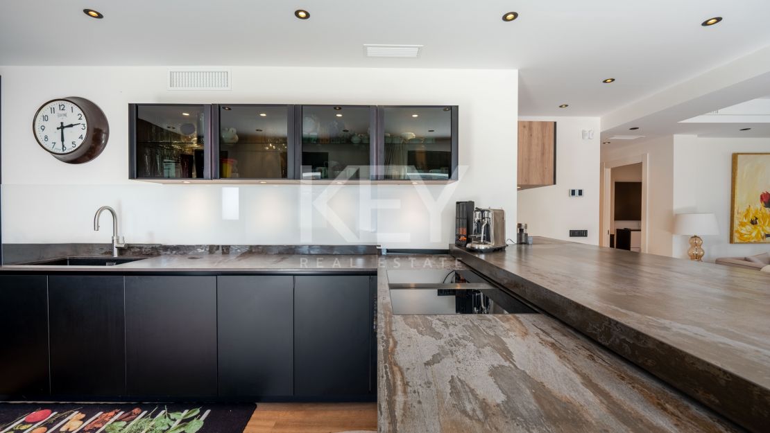 Villa contemporánea renovada con privacidad en El Rosario, Marbella Este