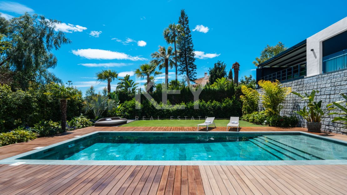 Villa contemporánea renovada con privacidad en El Rosario, Marbella Este