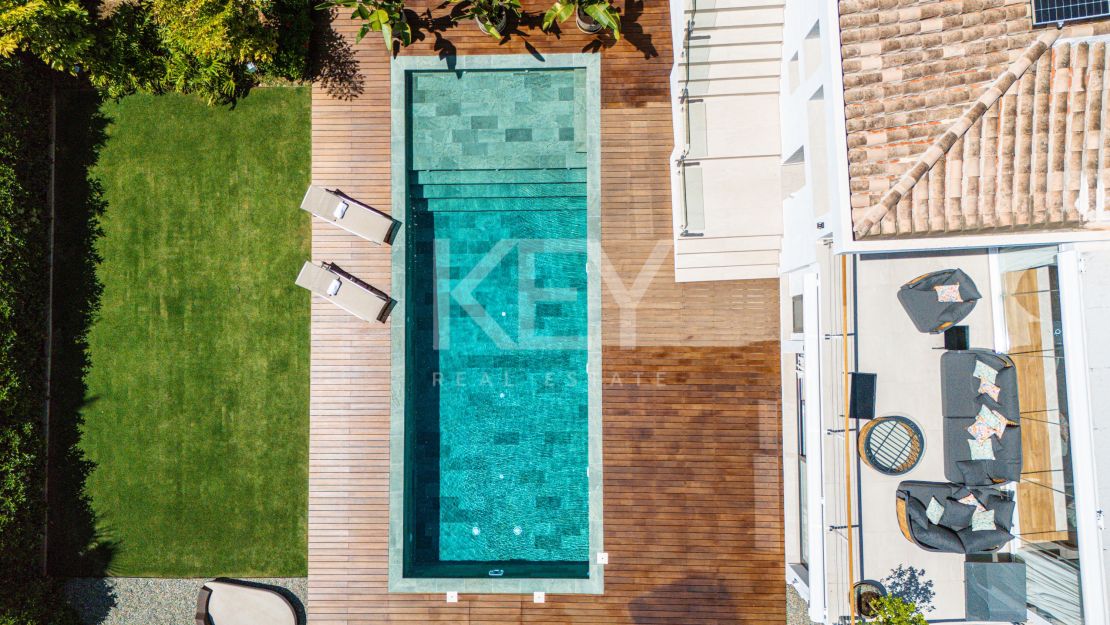 Villa contemporánea renovada con privacidad en El Rosario, Marbella Este