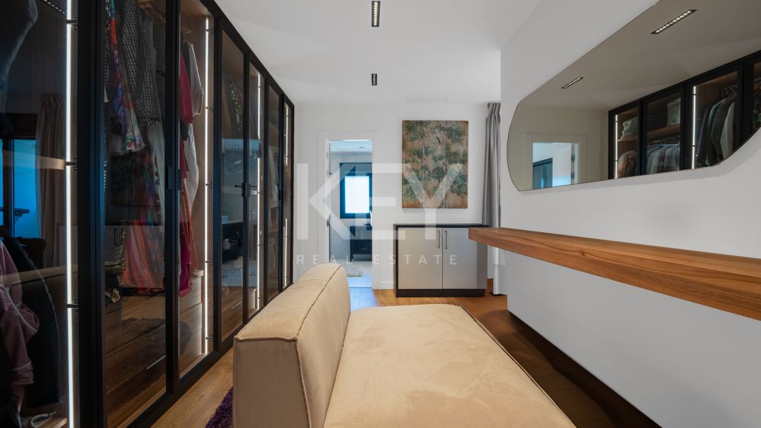 Villa contemporánea renovada con privacidad en El Rosario, Marbella Este