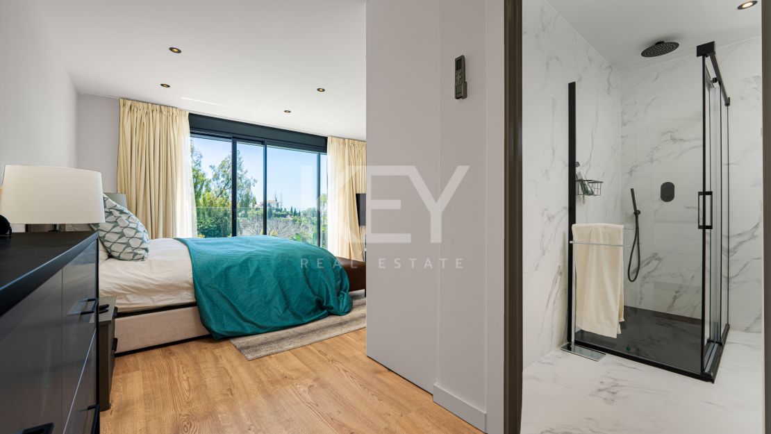 Villa contemporánea renovada con privacidad en El Rosario, Marbella Este