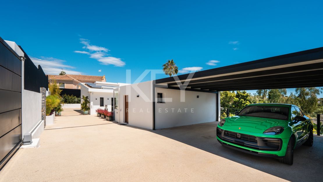Villa contemporánea renovada con privacidad en El Rosario, Marbella Este