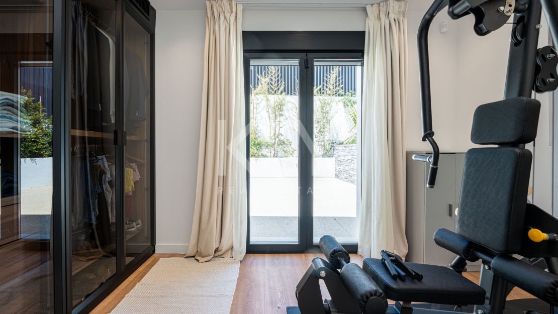 Villa contemporánea renovada con privacidad en El Rosario, Marbella Este