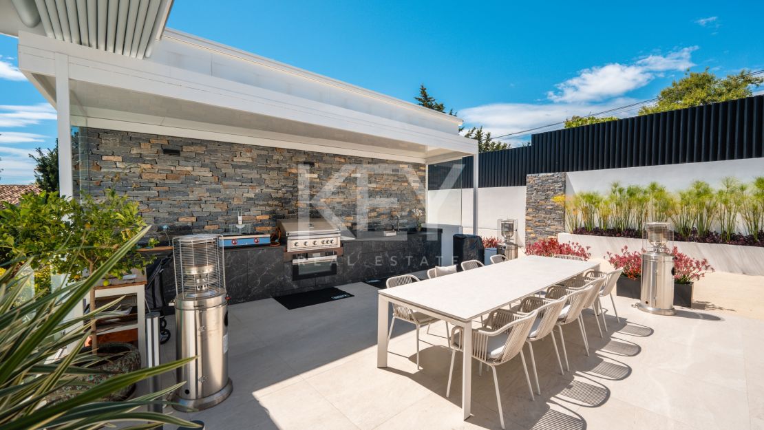 Villa contemporánea renovada con privacidad en El Rosario, Marbella Este