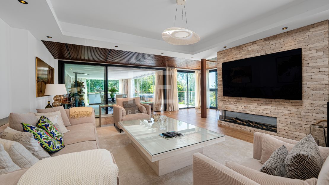 Villa contemporánea renovada con privacidad en El Rosario, Marbella Este