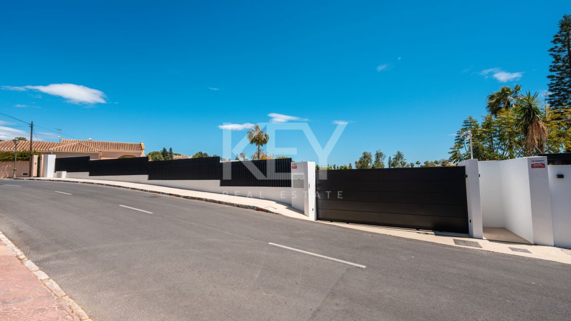 Villa contemporánea renovada con privacidad en El Rosario, Marbella Este