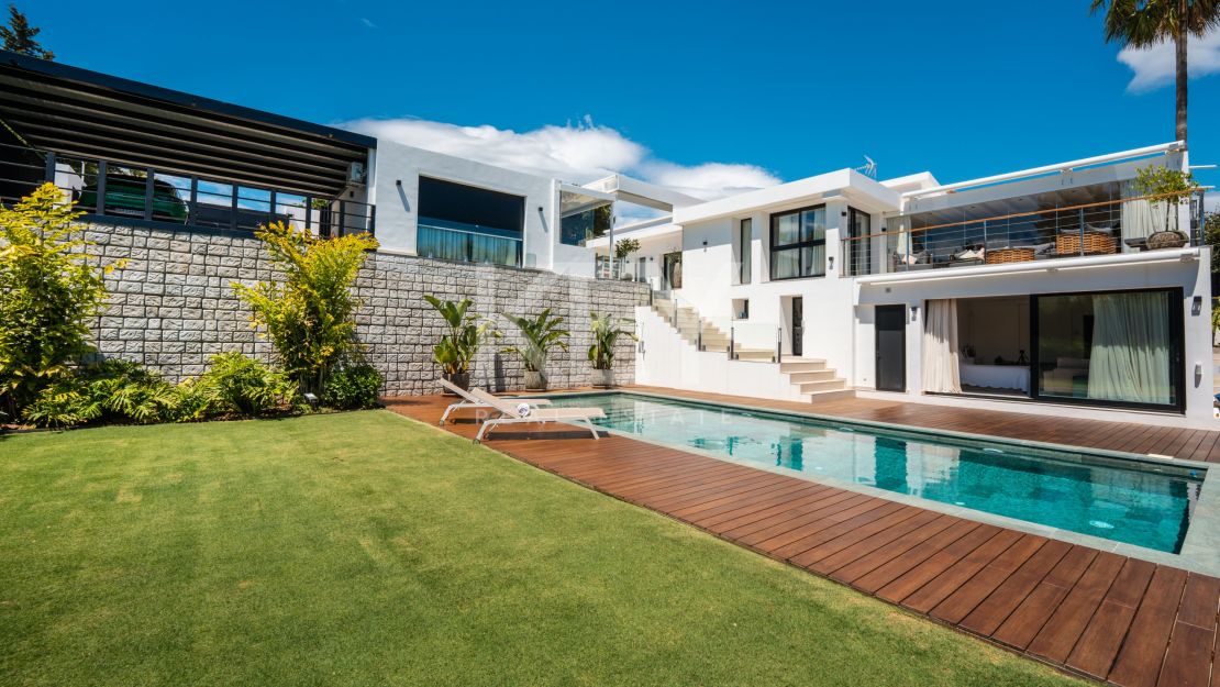 Villa contemporánea renovada con privacidad en El Rosario, Marbella Este