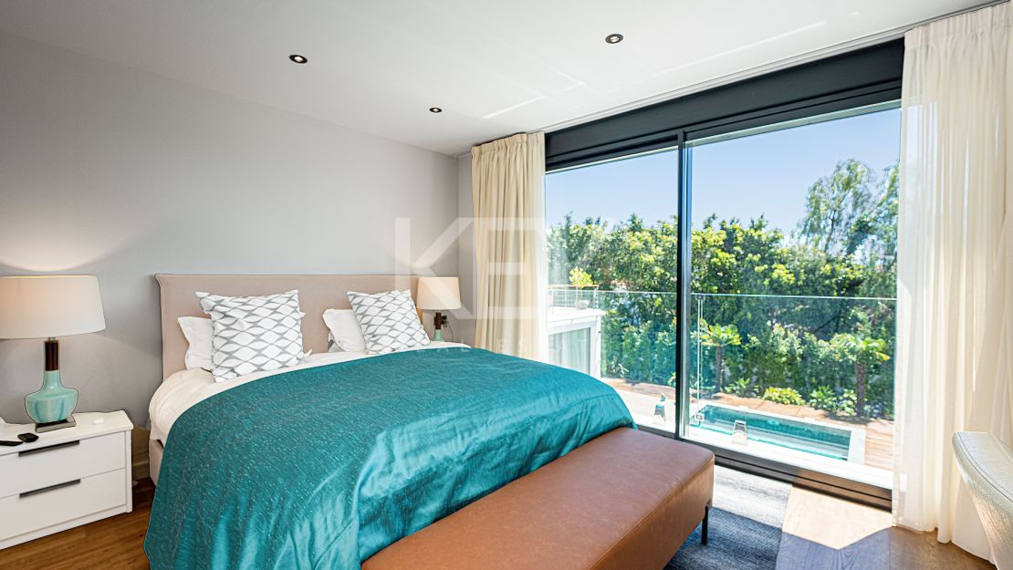 Villa contemporánea renovada con privacidad en El Rosario, Marbella Este