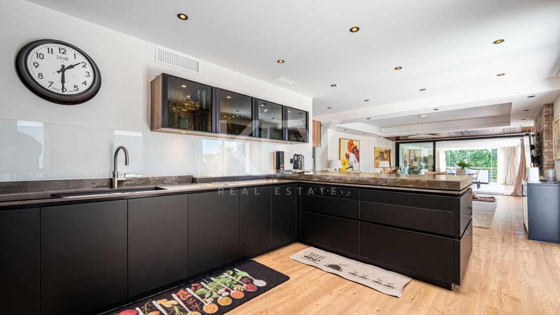 Villa contemporánea renovada con privacidad en El Rosario, Marbella Este