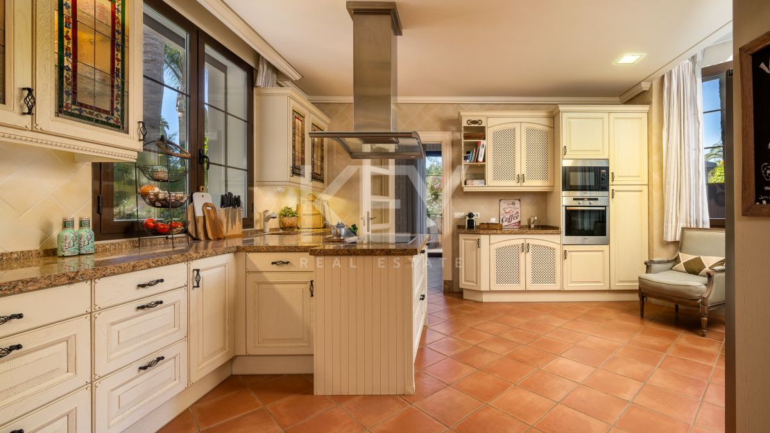 Вневременная элегантность: роскошный особняк на продажу в Гуадальмина Баха