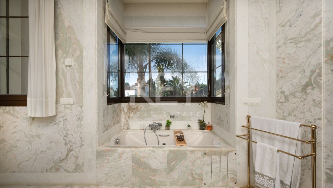 Вневременная элегантность: роскошный особняк на продажу в Гуадальмина Баха