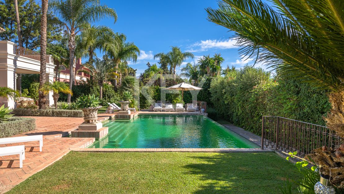 Вневременная элегантность: роскошный особняк на продажу в Гуадальмина Баха