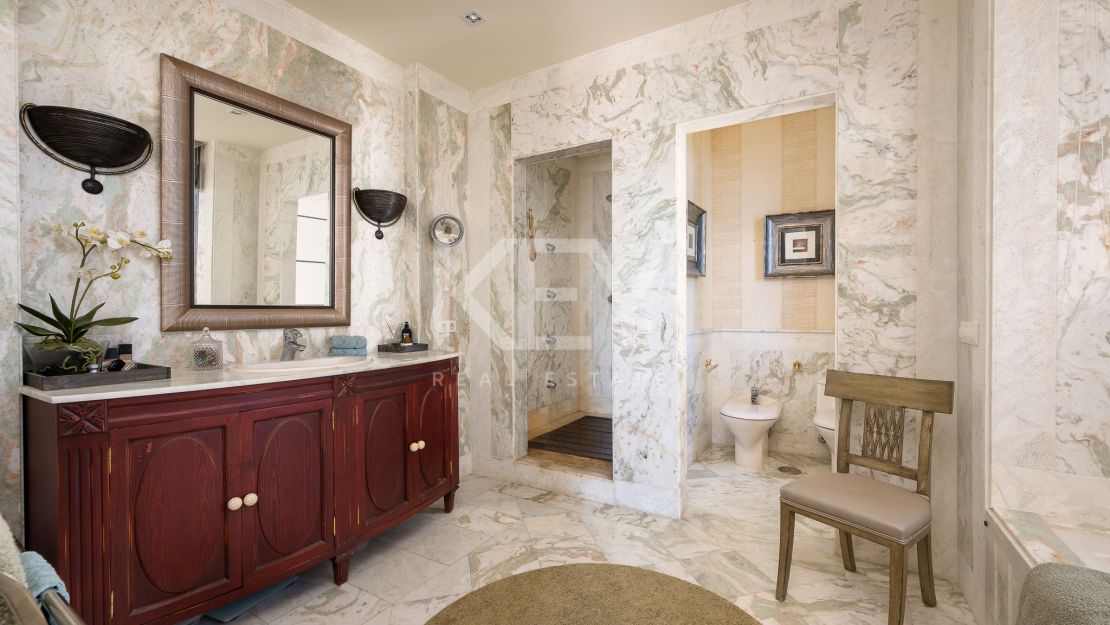 Вневременная элегантность: роскошный особняк на продажу в Гуадальмина Баха