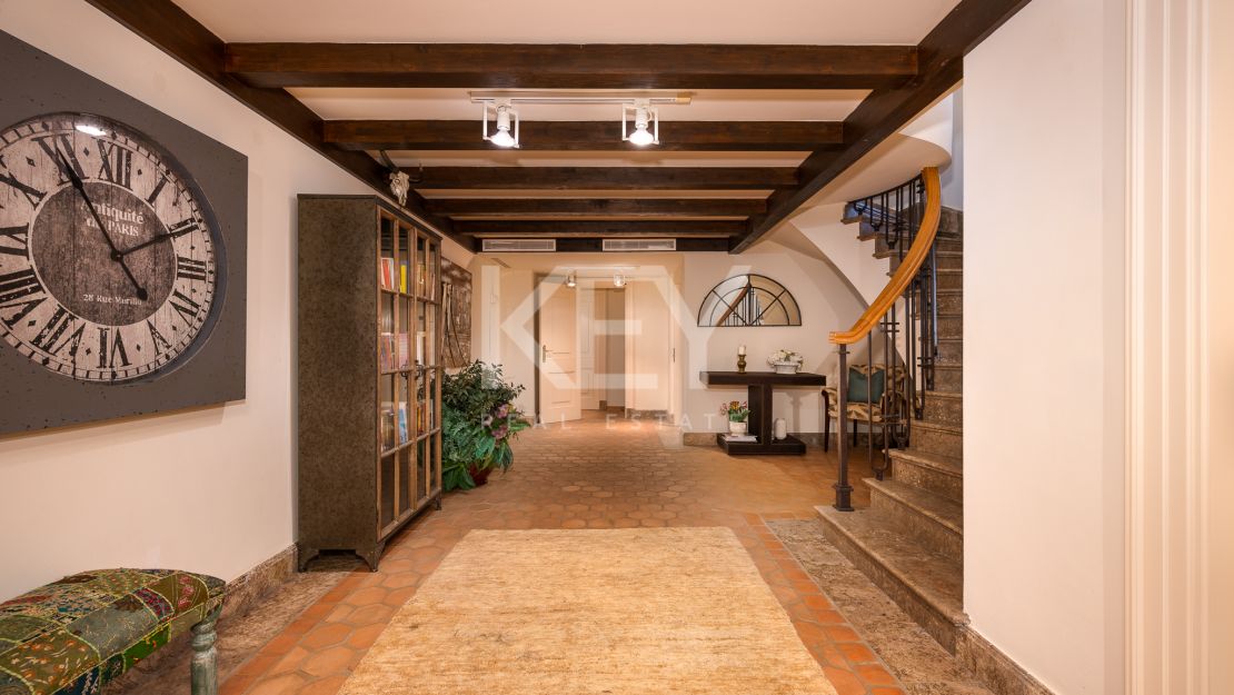 Вневременная элегантность: роскошный особняк на продажу в Гуадальмина Баха