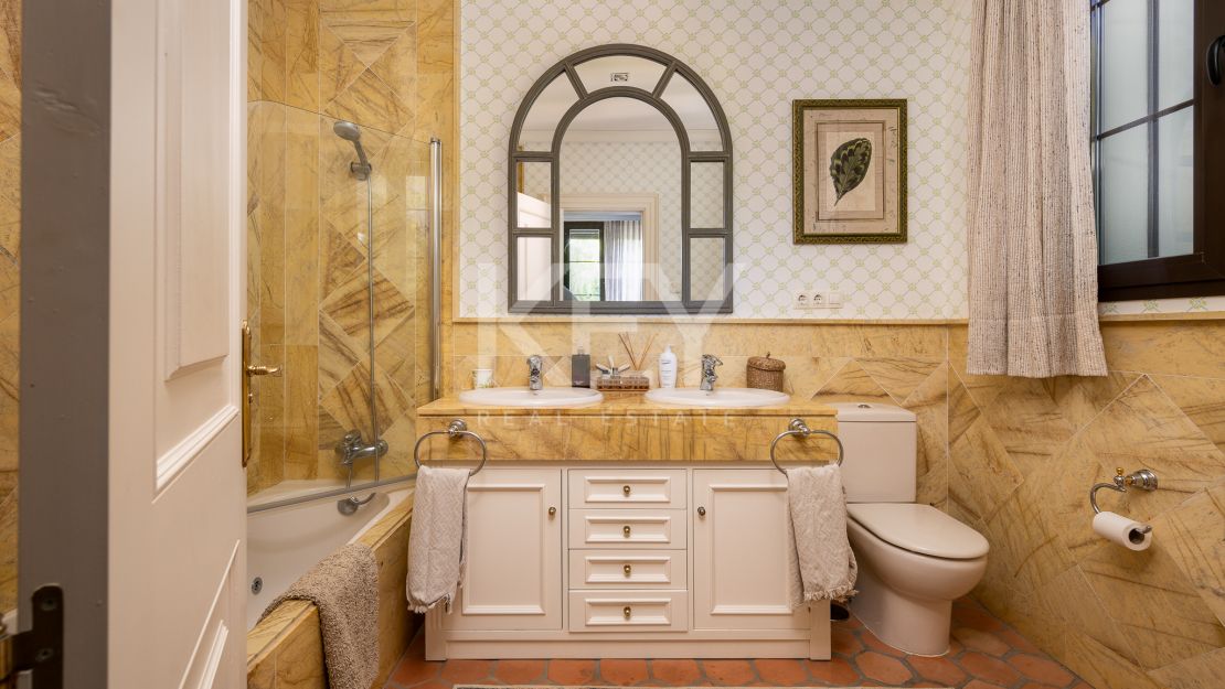 Вневременная элегантность: роскошный особняк на продажу в Гуадальмина Баха