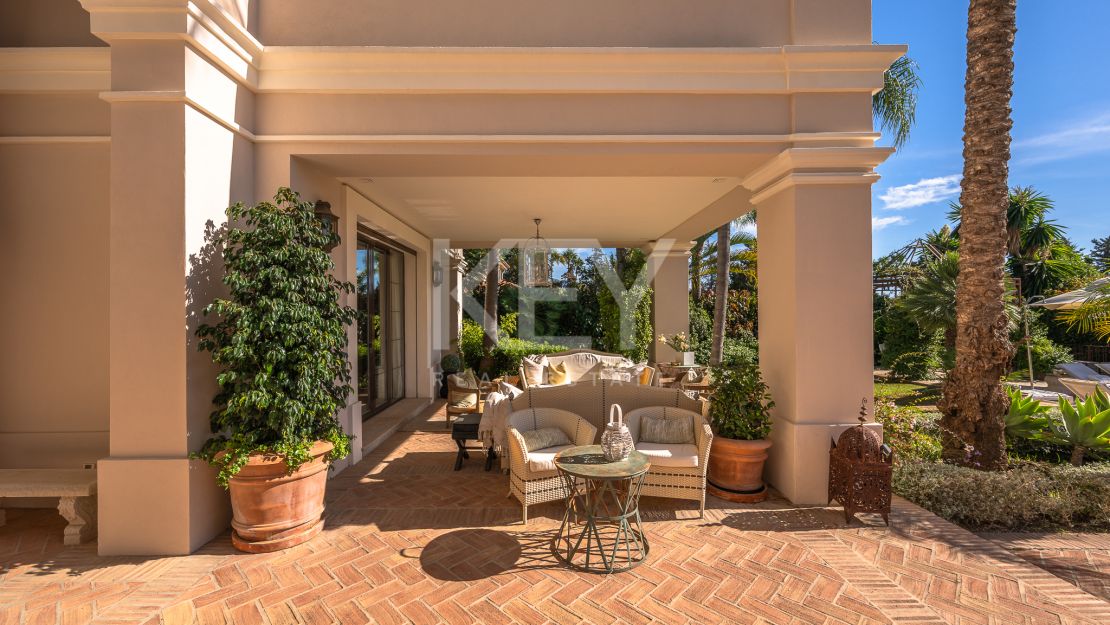 Вневременная элегантность: роскошный особняк на продажу в Гуадальмина Баха