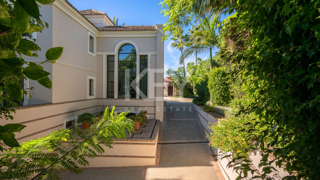 Вневременная элегантность: роскошный особняк на продажу в Гуадальмина Баха