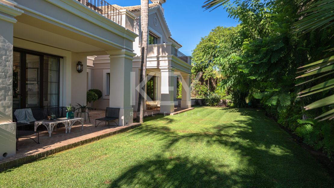 Вневременная элегантность: роскошный особняк на продажу в Гуадальмина Баха