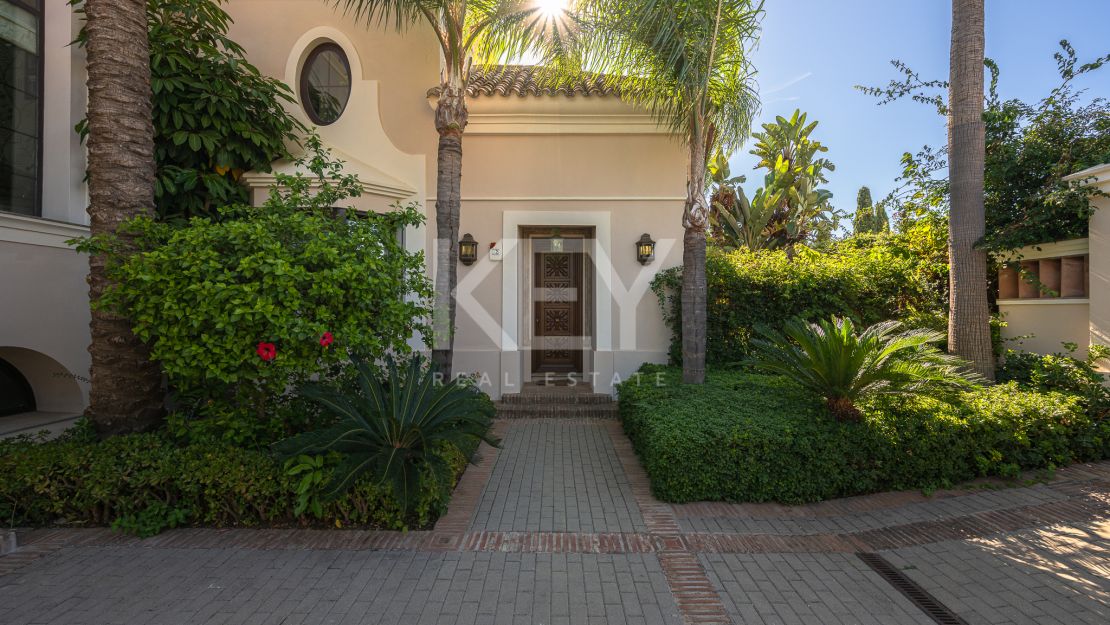 Вневременная элегантность: роскошный особняк на продажу в Гуадальмина Баха