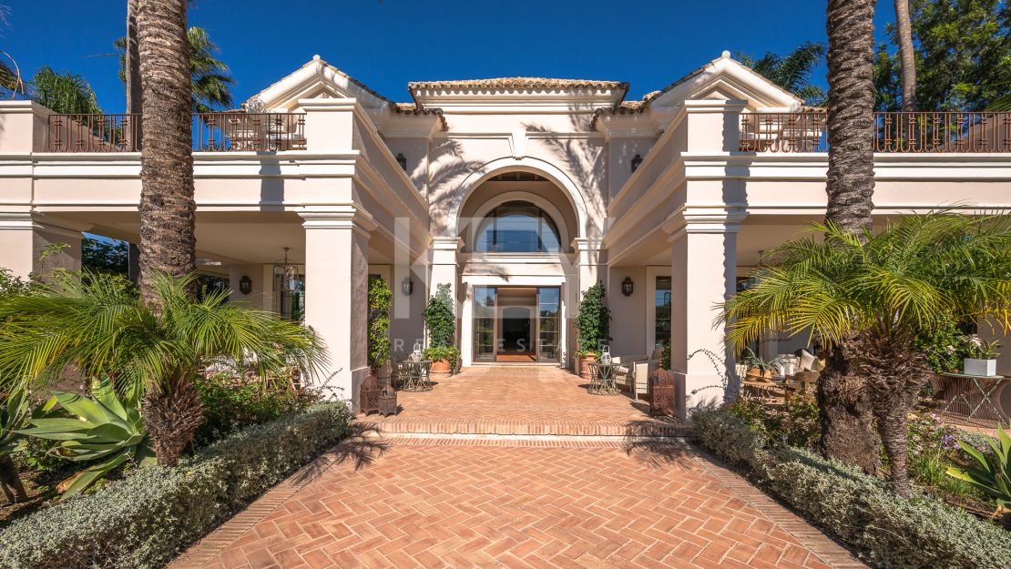 Вневременная элегантность: роскошный особняк на продажу в Гуадальмина Баха