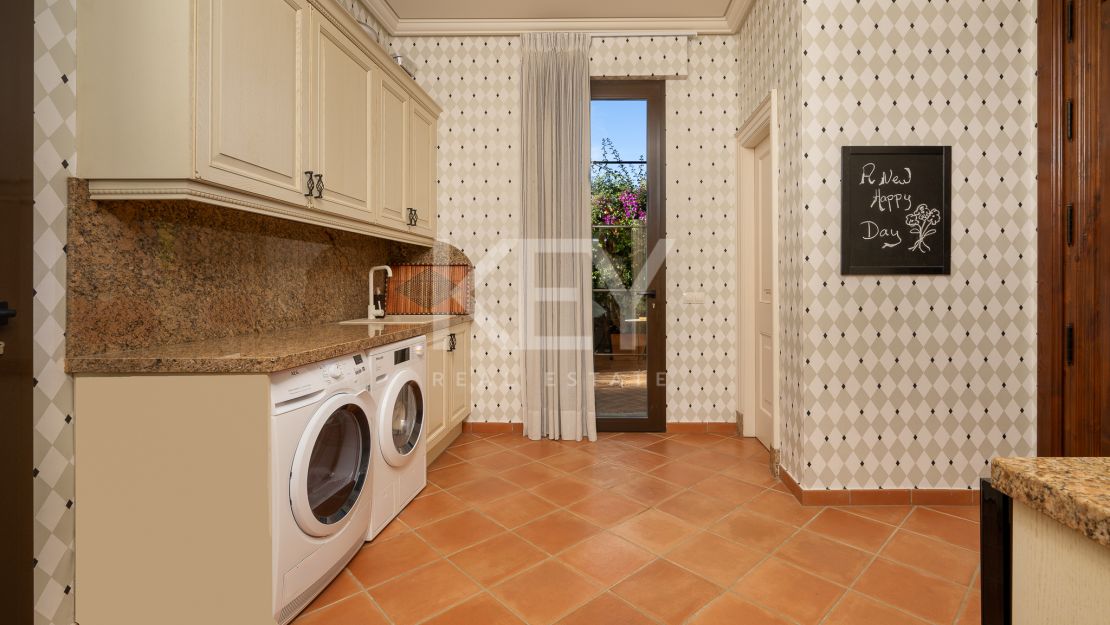 Вневременная элегантность: роскошный особняк на продажу в Гуадальмина Баха