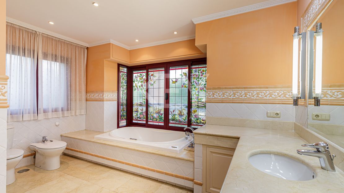 Элегантная вилла в классическом стиле на продажу в Альтос Реалес, Золотая Миля Марбельи