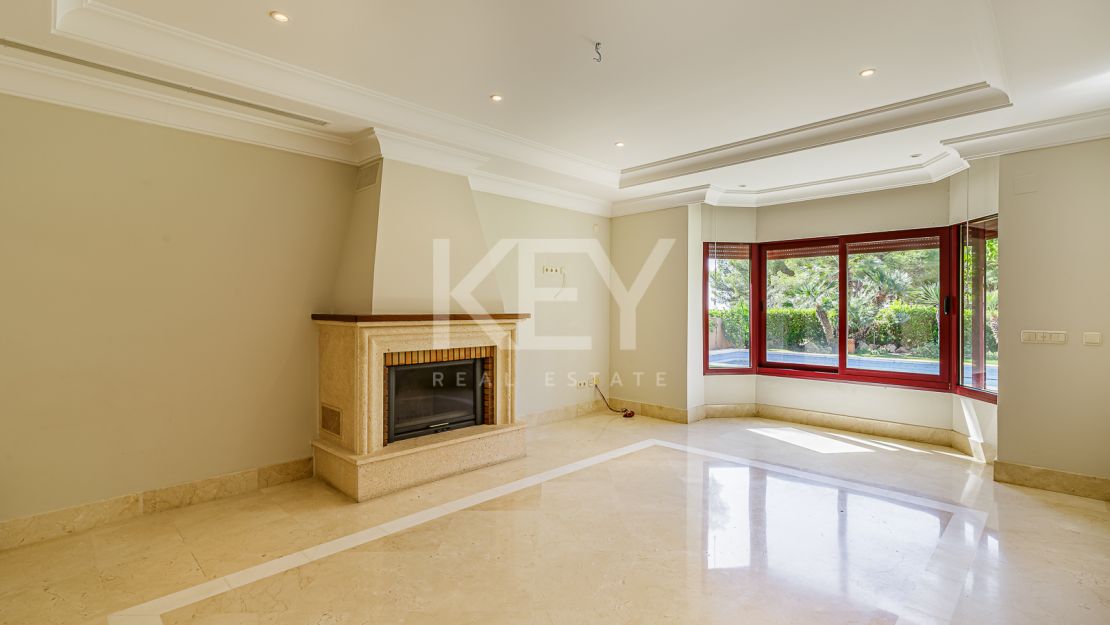 Элегантная вилла в классическом стиле на продажу в Альтос Реалес, Золотая Миля Марбельи