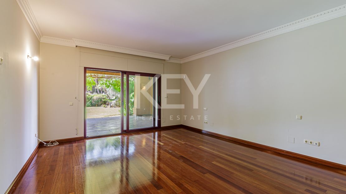 Элегантная вилла в классическом стиле на продажу в Альтос Реалес, Золотая Миля Марбельи