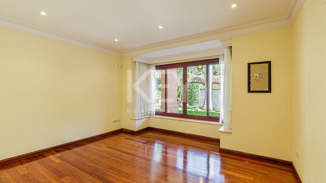 Элегантная вилла в классическом стиле на продажу в Альтос Реалес, Золотая Миля Марбельи