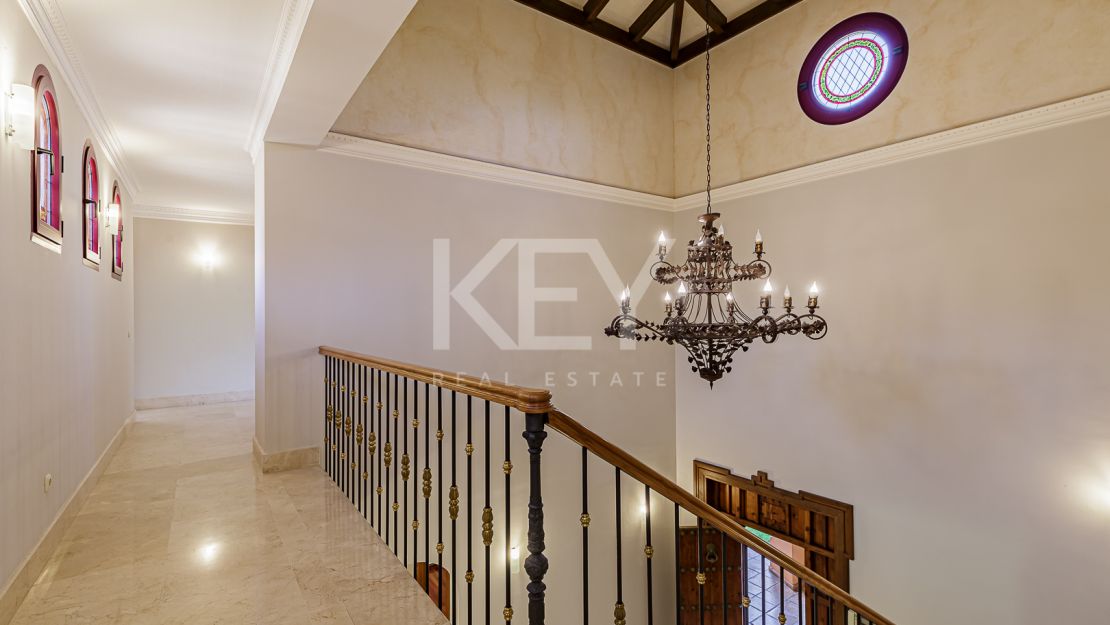 Элегантная вилла в классическом стиле на продажу в Альтос Реалес, Золотая Миля Марбельи