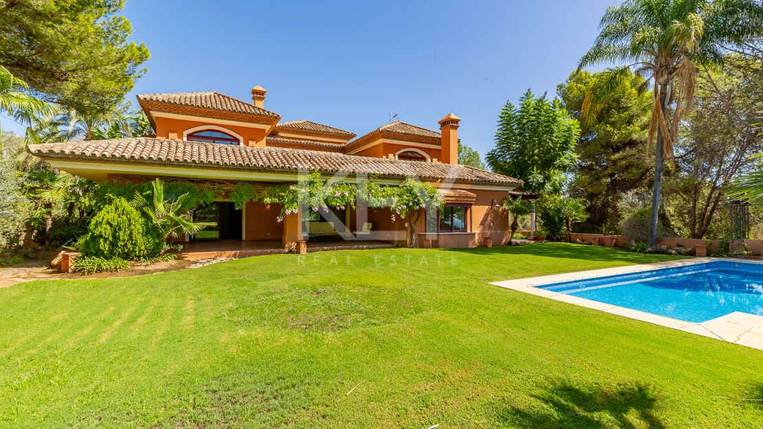 Элегантная вилла в классическом стиле на продажу в Альтос Реалес, Золотая Миля Марбельи