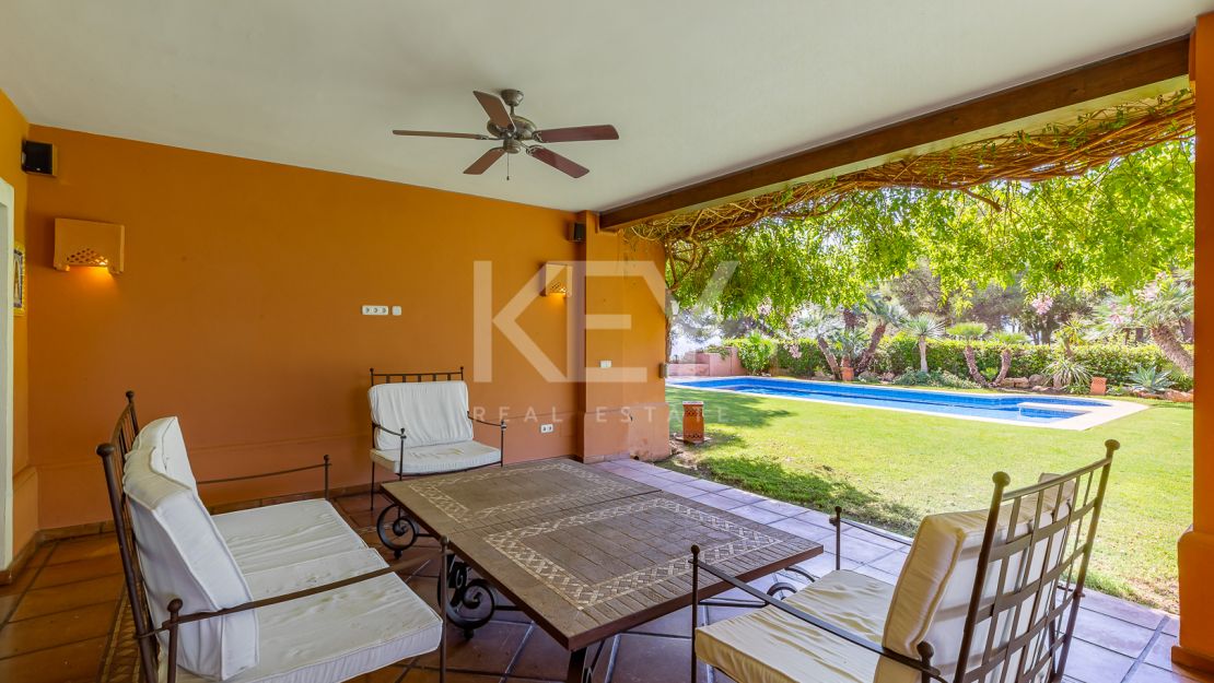 Элегантная вилла в классическом стиле на продажу в Альтос Реалес, Золотая Миля Марбельи