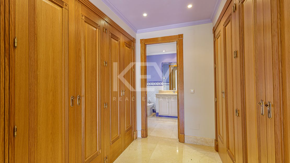 Элегантная вилла в классическом стиле на продажу в Альтос Реалес, Золотая Миля Марбельи