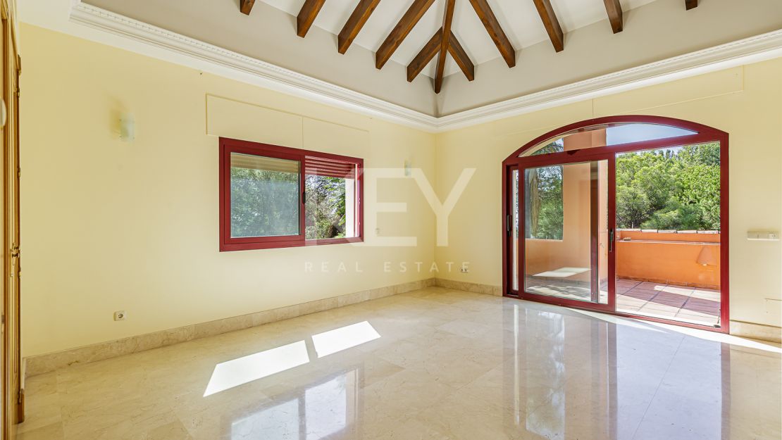 Элегантная вилла в классическом стиле на продажу в Альтос Реалес, Золотая Миля Марбельи