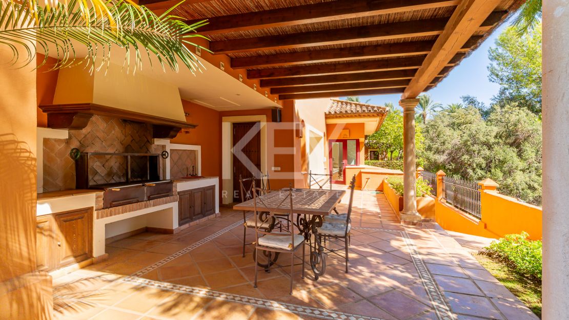 Элегантная вилла в классическом стиле на продажу в Альтос Реалес, Золотая Миля Марбельи