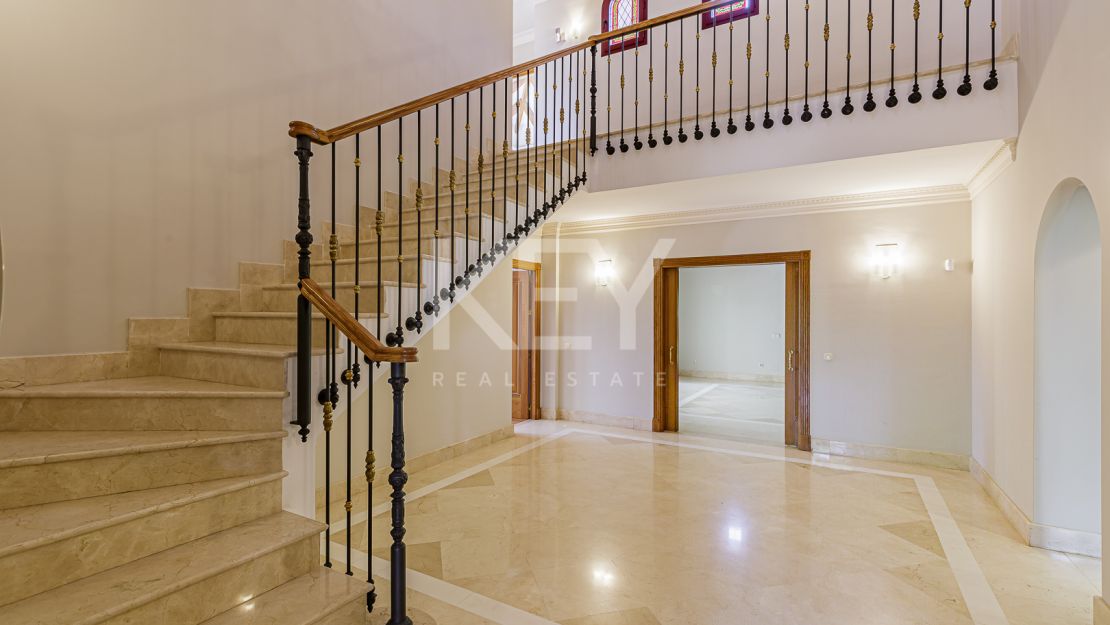 Элегантная вилла в классическом стиле на продажу в Альтос Реалес, Золотая Миля Марбельи