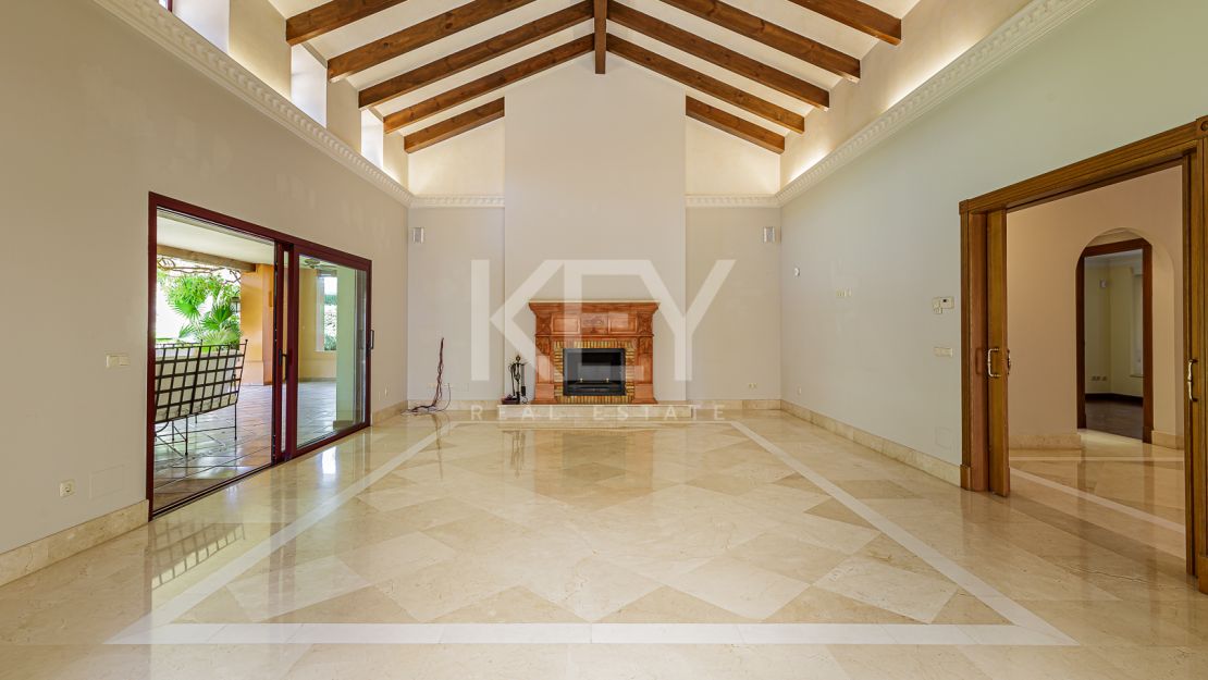 Элегантная вилла в классическом стиле на продажу в Альтос Реалес, Золотая Миля Марбельи