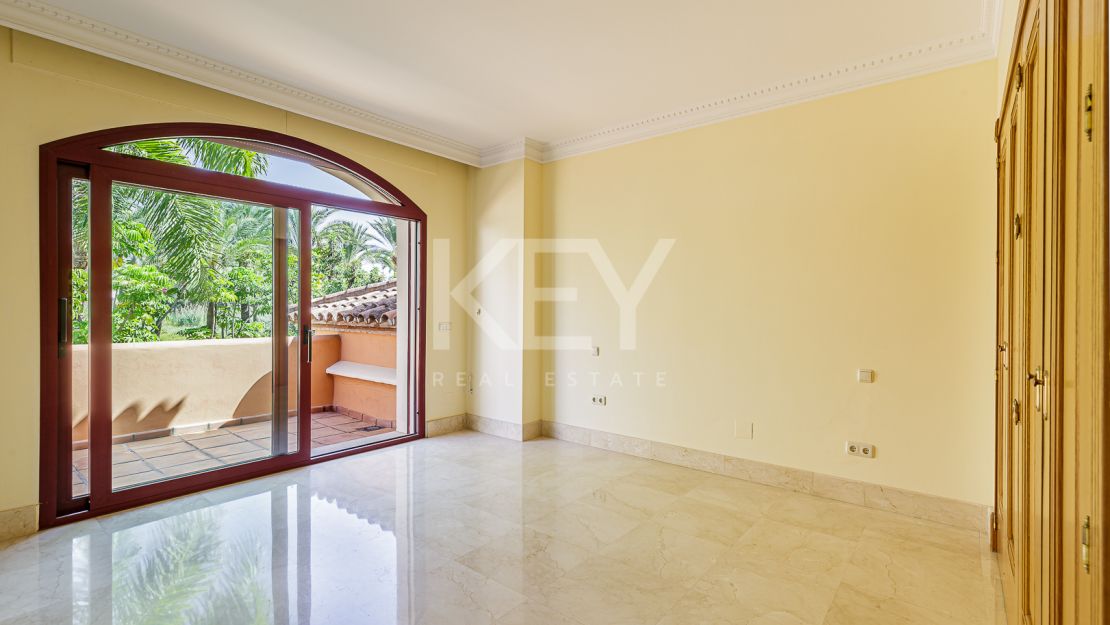 Элегантная вилла в классическом стиле на продажу в Альтос Реалес, Золотая Миля Марбельи