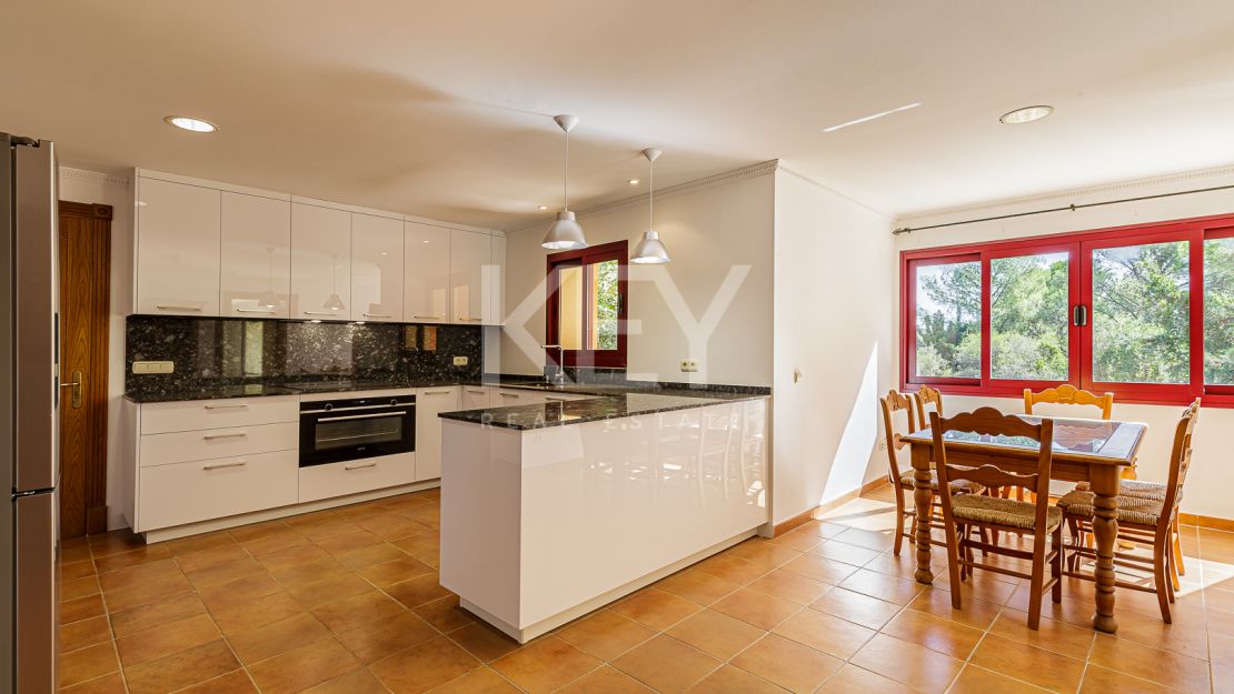 Элегантная вилла в классическом стиле на продажу в Альтос Реалес, Золотая Миля Марбельи